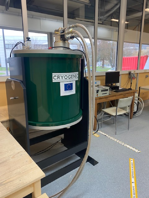 Caractérisation électrique et magnétique sous champ magnétique intense 